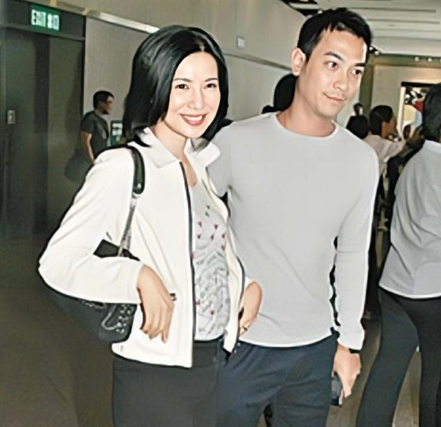 关秀媚低调复出，曝和吴彦祖拍激情戏细节，对方害羞到起生理反应