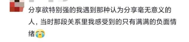 “你说（嚼嚼嚼），学校门口的（嚼嚼嚼）鸡公煲（嚼嚼嚼），咋这么好吃呢”