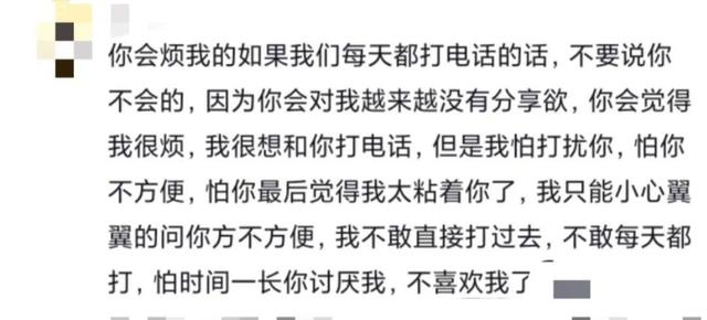 “你说（嚼嚼嚼），学校门口的（嚼嚼嚼）鸡公煲（嚼嚼嚼），咋这么好吃呢”