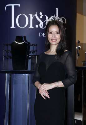 林心如有孩子吗(二胎实锤？林心如久违露面，侧身肚子隆起没腰线，全程捧腹显孕相)