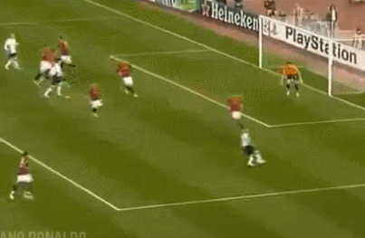 “老将”C罗再进灌篮式头球，“纯头球技术”可否超越历代轰炸机