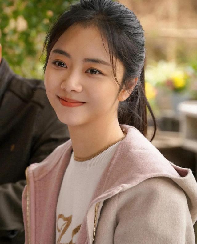 事实证明,33岁的“国民闺女”谭松韵,走上了“另一条”道路?