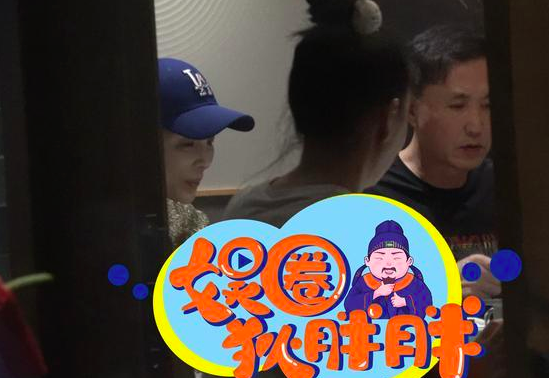 戏骨聚餐！吴刚于小伟携夫人聚会，殷桃紧搂于小伟老婆好似闺蜜
