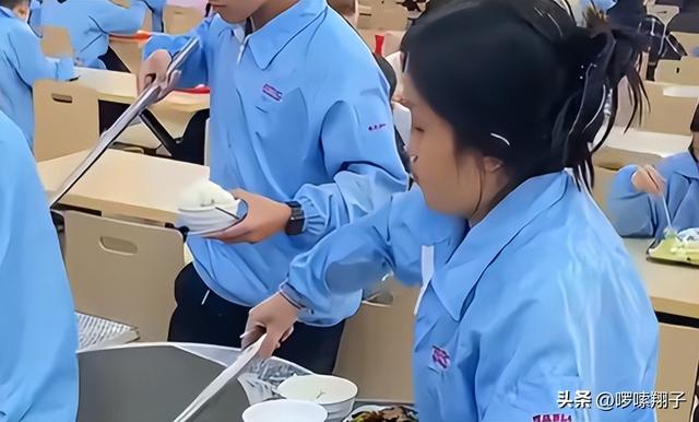 工厂憔悴女员工被辞退？领导回应：她本来就长这样，已报警处理！