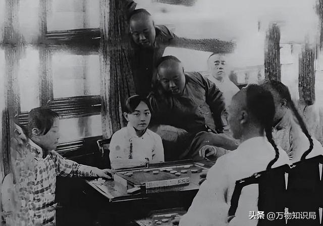 晚清老照片：男男女女挤在一起打麻将，囚徒感觉丢脸躲避镜头