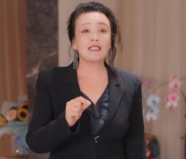 张兰幽默澄清自己与田益宾的关系，并在线教黑粉们如何黑自己