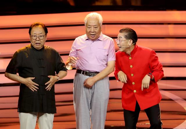 82岁“如来”近况曝光，满头白发身形圆润，精神抖擞烟不离手