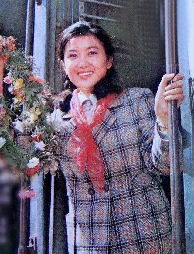 央视春晚主持人李小玢:红极一时的她两婚两离,儿子支持她找老伴