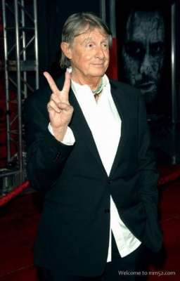 蝙蝠侠罗宾(30秒｜《歌剧魅影》《蝙蝠侠与罗宾》导演乔尔·舒马赫去世，享年80岁)