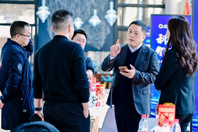 这场恳谈会上 成电校友携手成都共谋发展之路