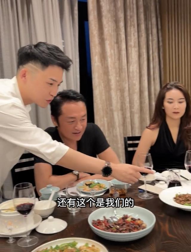 60岁马景涛来内地捞金，弯腰感谢网红显谦卑，美女相伴喝到脸通红