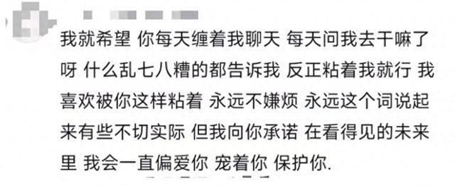 “你说（嚼嚼嚼），学校门口的（嚼嚼嚼）鸡公煲（嚼嚼嚼），咋这么好吃呢”