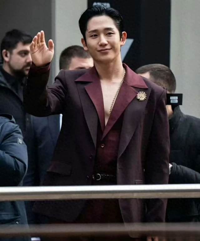 丁海寅的风格转变：从清爽男神到成熟魅力，引发的争议与思考