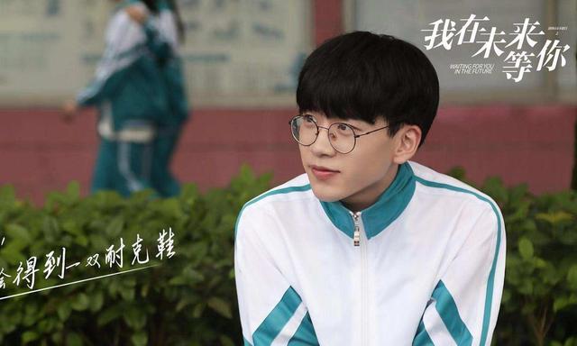 何炅曾为费启鸣开公司？两家公司注册地址相同，多次同框被拍