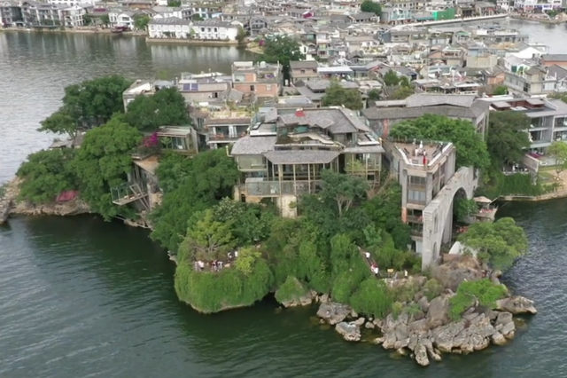 杨丽萍的太阳宫,以前淡季一晚4000元,如今参观要100元买杯咖啡