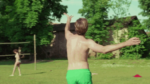 再看《请以你的名字呼唤我》，只想简单地称它为爱情片