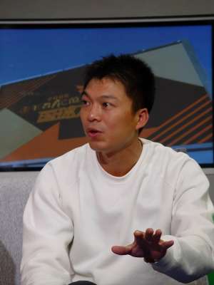 江嘉良个人资料(25岁退役的广东乒乓男神，妻子是百花影后，一家四口都颜值超高)