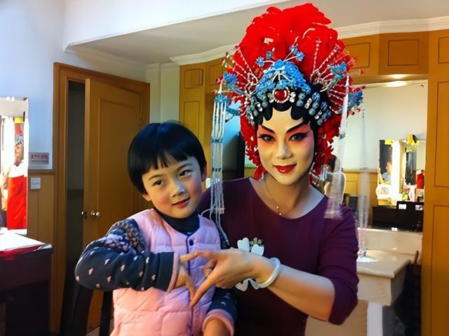 京剧名家熊明霞:3副护腿让妈妈泪目,她的姐弟婚姻幸福吗?