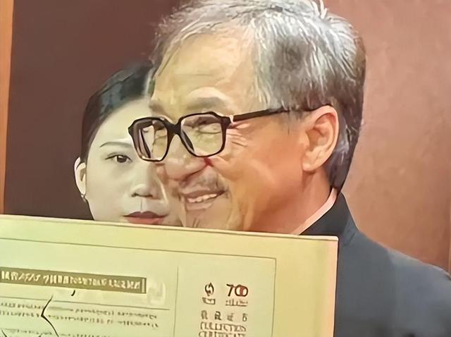 破防了！成龙近照断崖式衰老，头发花白老态龙钟，网友：接受不了