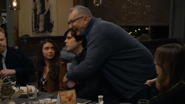 每个人都不完美，却拼凑出了记忆里最完美的《摩登家庭》