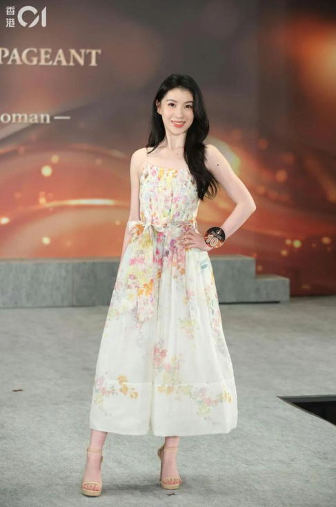 惊爆！香港小姐热门佳丽私密照流出，三点式泳装尺度惊人