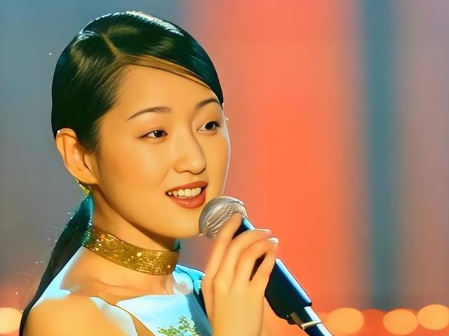 53岁杨钰莹现状：住深圳豪宅，穿碎花裙皮肤光滑，在自家楼顶种菜