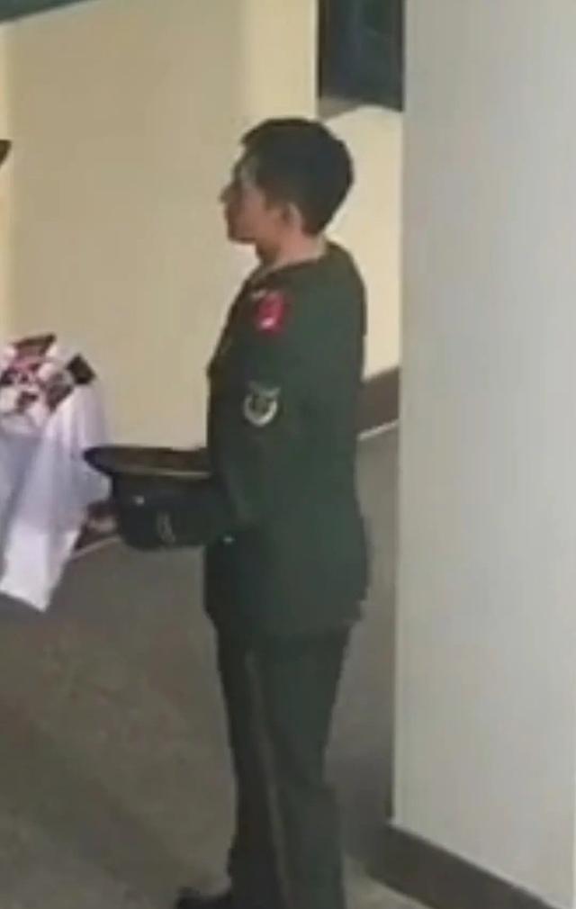 杨洋最新军装路透照曝光 锁眉站姿霸气释放满满魅力