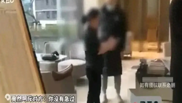 毁三观:女子当众脱裤方便,被工作人员劝阻后,竟还气急败坏叫嚣