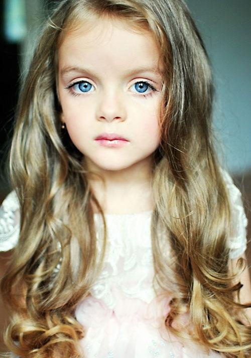 俄罗斯最炽手可热的小童模“米兰”长大了,唯美的洛丽塔就是她本人啦!