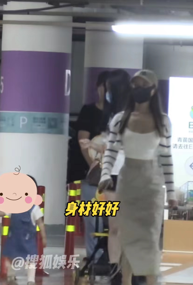 释小龙一家三口罕同框！娇妻秀身材凹凸有致，女儿左摇右摆学走路