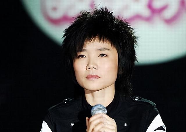 36岁“超女”许飞被质疑整容，本人近照变化大，下巴尖了鼻梁挺了