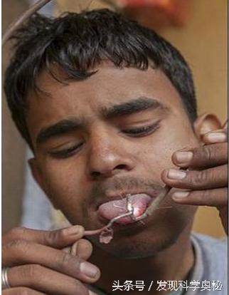 印度十六岁少年有神奇的本事,不怕接触高压电