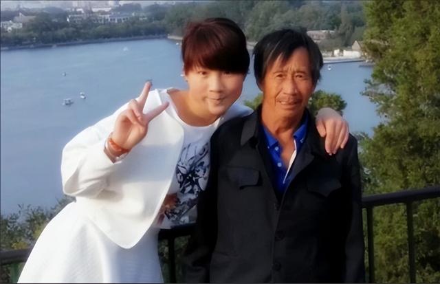 她出生4个月被遗弃，养父为她终身未娶，如今她身家过亿报答养父