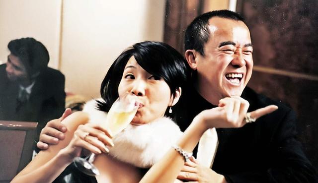 关秀媚低调复出，曝和吴彦祖拍激情戏细节，对方害羞到起生理反应