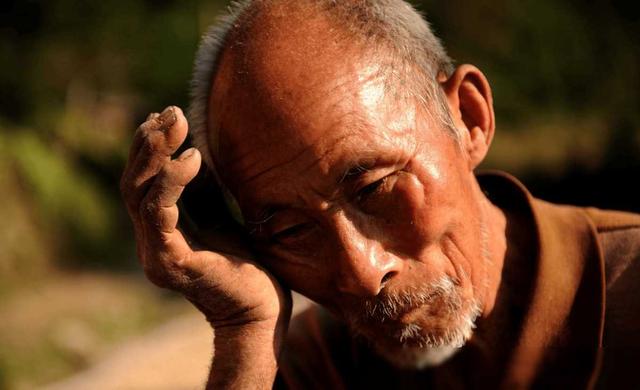 公公照看儿媳不避嫌，故意盯着儿媳哺乳谁不是掀起衣服喂奶？