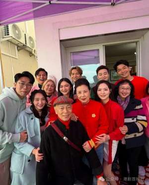 罗家英(汪明荃罗家英初二团拜，亿元豪宅楼梯坐逾半百好友仍卓卓有余)