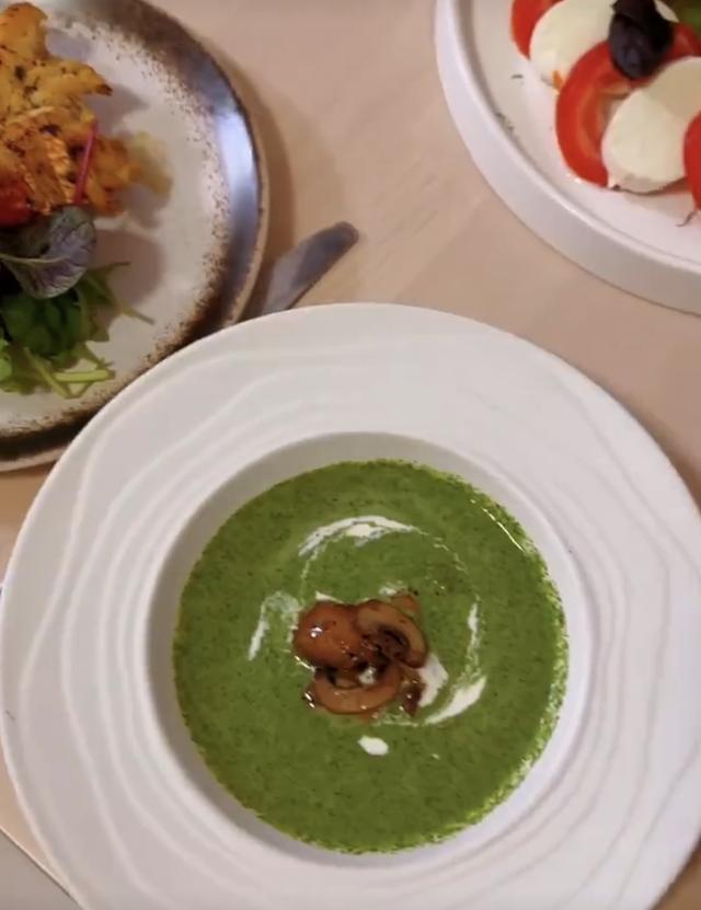 知名港星连诗雅为母亲庆祝生日！寿星驻颜有术，三代同堂太温馨