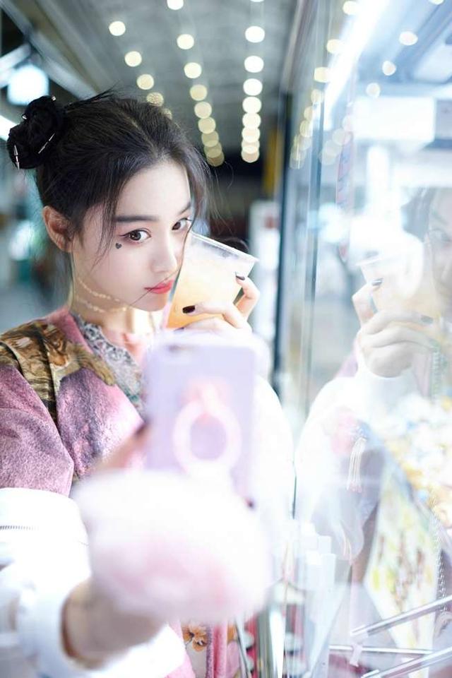 前有吴卓羲晒床照，后有李晨送石心，35F张馨予傲人身材惹人爱