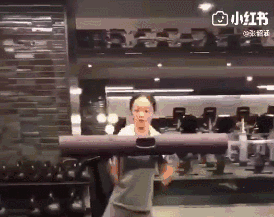 78斤张韶涵与胡彦斌同屏，和他的侧身一样宽，双腿细到并不拢