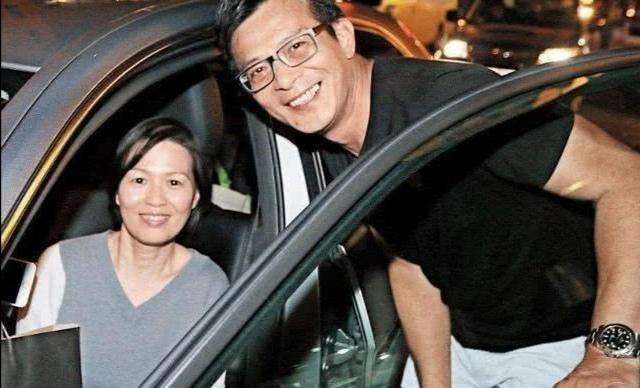 黄日华与女儿现身办理妻子后事,眼噙热泪让人心疼,透露太太遗愿