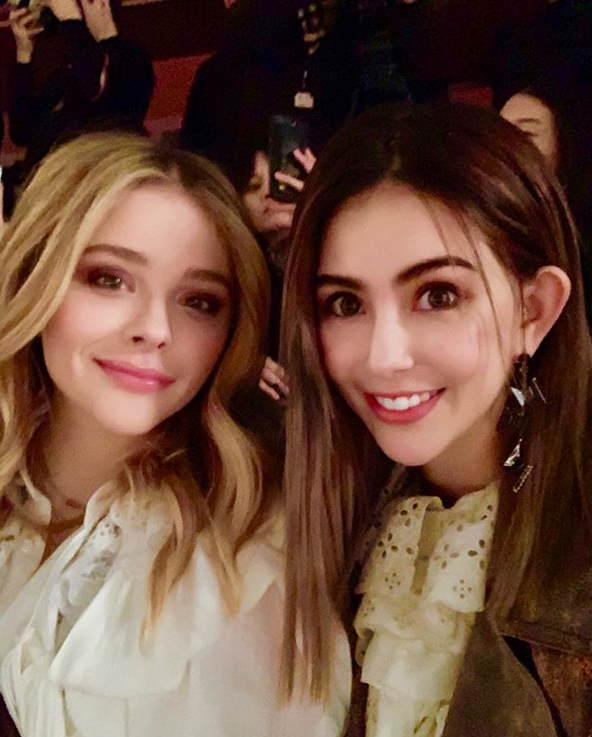 昆凌晒与好姐妹合影咧嘴大笑 眼睛笑成“月牙眼”