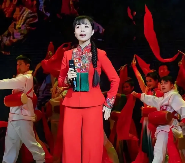 “草根歌手”王二妮和李飞结婚9年，她初心不改，他却像换了个人