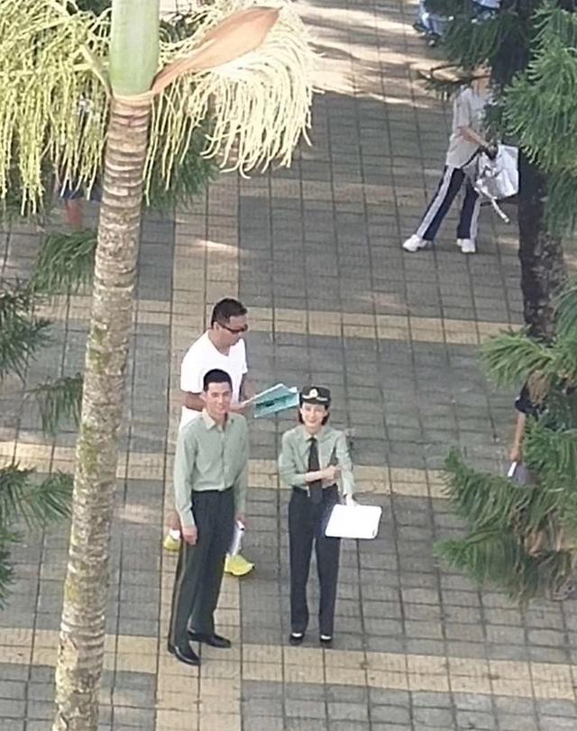 杨洋最新军装路透照曝光 锁眉站姿霸气释放满满魅力