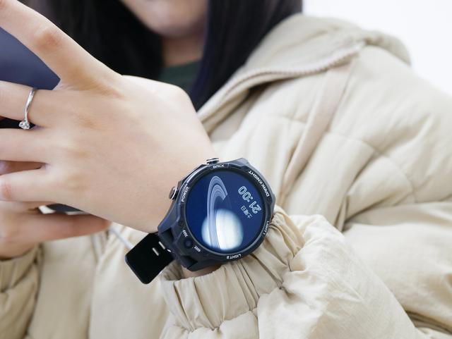 双摄像头可拍照，64GB+触摸屏的手表你见过吗？Jeep黑骑士评测