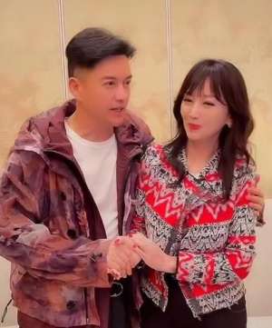 吕良伟图片(66岁赵雅芝与64岁吕良伟亲密同框，嫩似一对小情侣，与周润发似两代人)