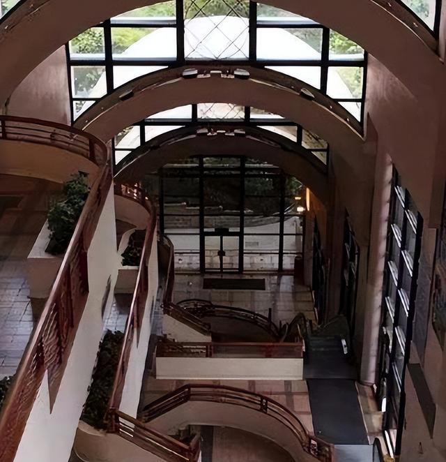 相伴30余年，李嘉诚仍不敢将周凯旋娶进门，背后原因没有那么简单