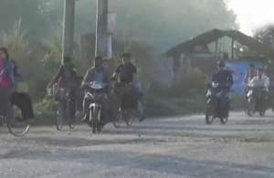 妙欧(缅甸仰光当局严抓骑摩托车的人民众：出个门都害怕)