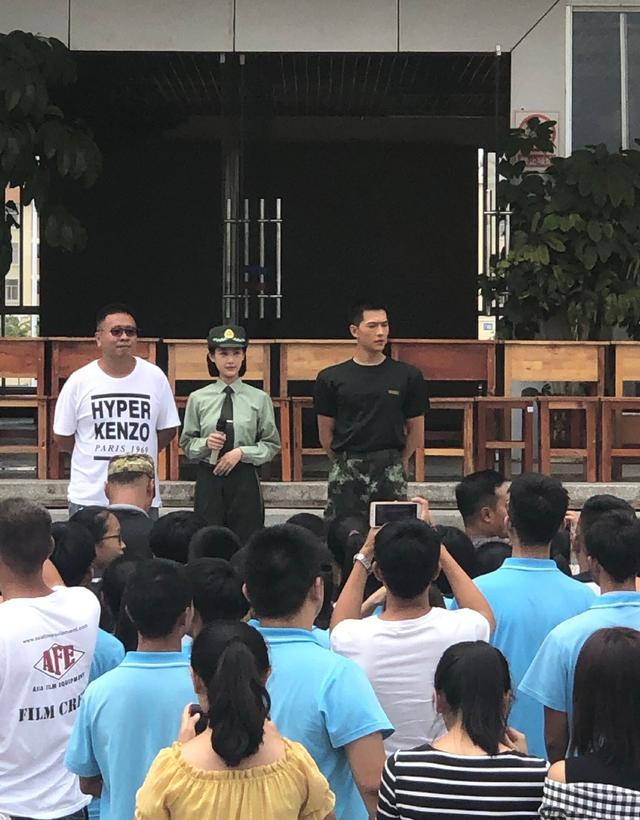 杨洋最新军装路透照曝光 锁眉站姿霸气释放满满魅力