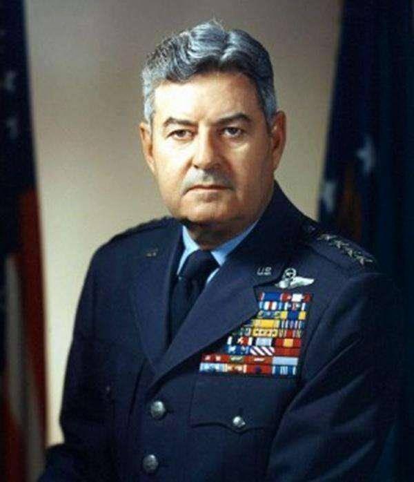 “烧烤大师”李梅火攻东京，河水被瞬间煮沸，无数的人被烧成焦炭