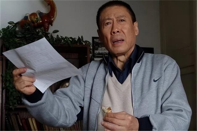 头发花白，衣服全是洞，88岁烟不离手的焦晃，早已走上另一条大道